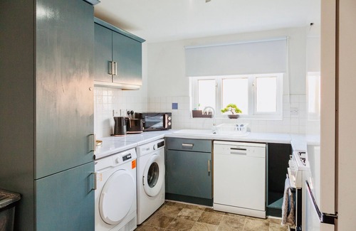 Broadheath House | EnbyR Haven, 4-min drive from MCR Airport&motorways