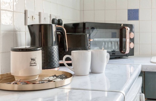 Broadheath House | EnbyR Haven, 4-min drive from MCR Airport&motorways