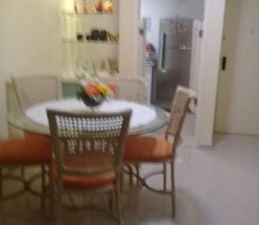 Jardim Vitoria Apartment | Encantador a 2 quadras da Enseada, com varanda e garagem