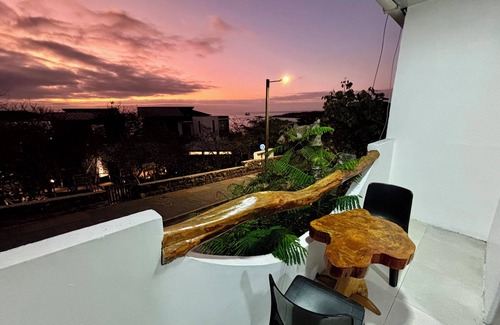 Puerto Baquerizo Moreno Apartment | Encantadora Suite a pocos pasos de playa Mann, con TV, AC, Baño, Wifi,Nevera