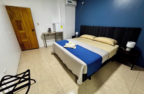 Puerto Baquerizo Moreno Apartment | Encantadora Suite a pocos pasos de playa Mann, con TV, AC, Baño, Wifi,Nevera