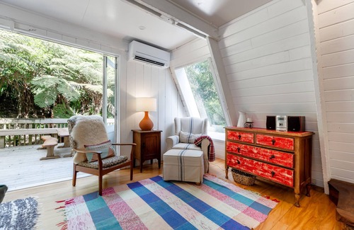 Ostend Cottage | Enchanted Valley - Enchanted Valley is a gorgeous cottage plus cabana in the heart of Waiheke Island. Located in a peaceful valley section, the sound of the birds is your constant companion. With two bedrooms and four beds, this is perfect for up to