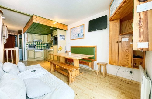 Eclose-Est Apartment | Enchanting 2-bedroom apartment in Huez with stunning views