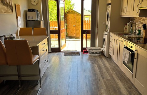 Tramore House | Enchanting 2-bedroom bungalow a short stroll from the beach and all amenities