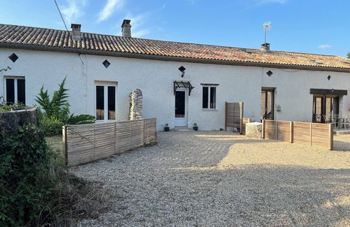 Razac-d'Eymet House | Enchanting 200 year old 2-bedroom gîte with pool, 7 minutes drive to Eymet