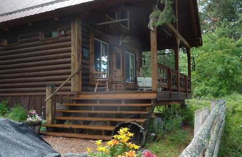 Polson Cabin | ENCHANTING CABIN IN THE WOODS