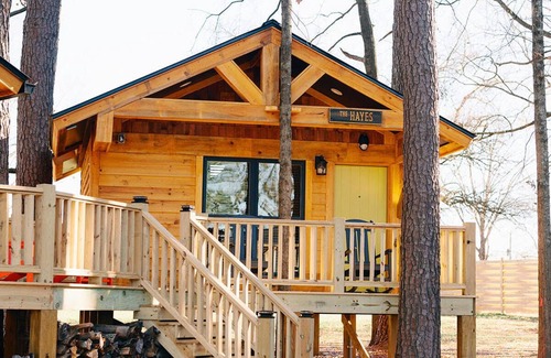 Franklinton Cabin | Enchanting Cabin Treehouse Retreat with Fire Pit - Perfect Getaway!