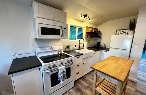 California Wine Country Cottage | Enchanting Creekside Retreat: Your Downtown Oasis
