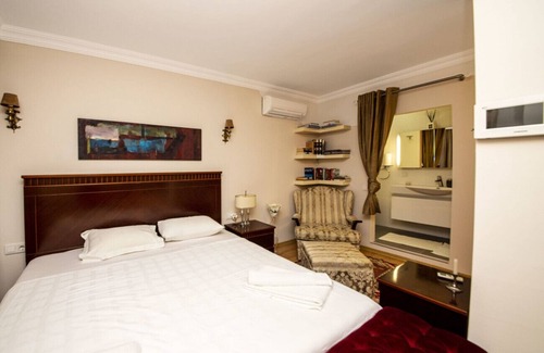 Bodrum City Center Villa | Enchanting House with Backyard in Bodrum