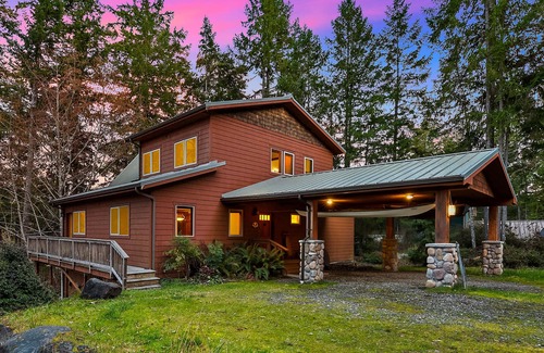 Shelton Cabin | Enchanting Lindal Waterfront Cabin