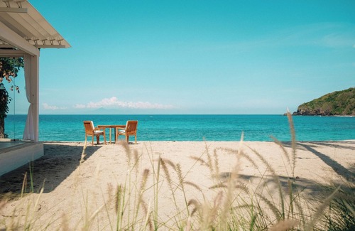 Senggigi Resort | Enchanting Lombok Lux beachresort with 2km of white sand-faced Bali Mount Agung