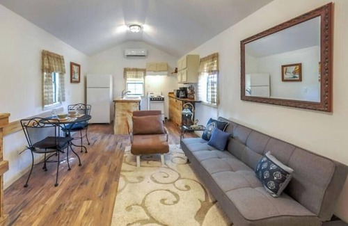 Luttrell House | Enchanting One-BDRM Rural Area