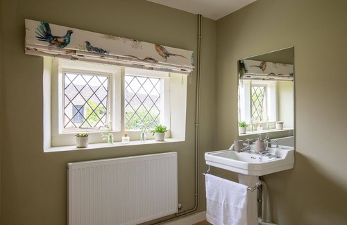 Duntisbourne Abbots Apartment | Enchanting Retreat at Gardener's Cottage: A Romantic Country Hideaway
