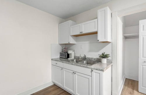 Battle Creek Apartment | Enchanting Studio Apartment - Walk to Downtown - Laundry Area Included