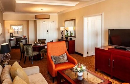 Windhoek Central Apartment | Enchanting Views In Namibia! Spacious Accommodation, Rooftop Pool, Free Parking!