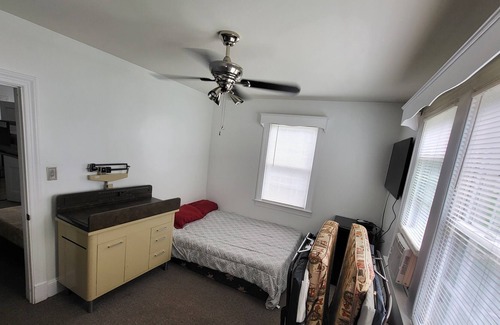 Glen Burnie Bed & Breakfast | Enchanting Whole House 4 Room Property minutes from BWI airport.