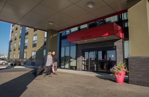 Grande Prairie Hotel | Encore Suites by Service Plus Inns