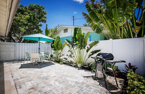 Ilexhurst Cottage | END OF SUMMER RATES! Cozy cottage central location-Private patio-3 min to beach!
