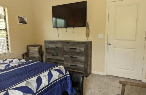 Executive Park Apartment | End of Summer Retreat - Sleeps 7 "Gym and Pools still OPEN!" Book that Family Weekend TODAY!