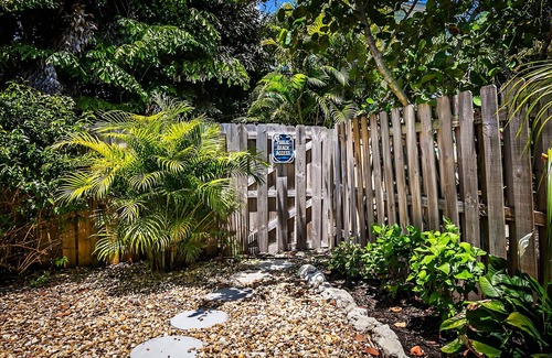 Ilexhurst Cottage | END OF SUMMER SPECIAL- Private patio-Central location & trolley-3min to beach