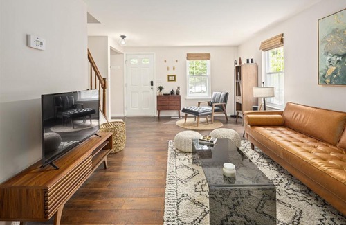 Countryside House | End Unit Townhome with in No VA, 40 Mins to DC, Pets OK