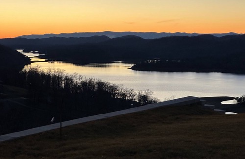 Maynardville House | Endless Norris Sunsets lakeview home with covered single boat slip Pet friendly!