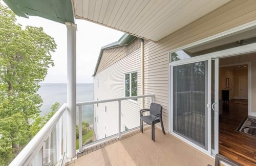 Geneva-on-the-Lake Condo | Endless Summer - Sleeps 6 Condo