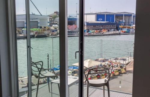 Poole Apartment | Endless Summer - Spacious Living Space on Poole Quay