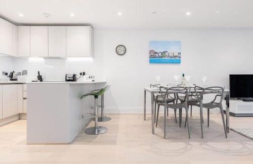 Poole Apartment | Endless Summer - Spacious Living Space on Poole Quay
