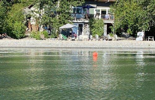 Polson Cabin | Endless Sunsets & Huge Gravel Beach & Remodeled Cottage/Cabin