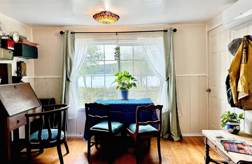 Westlake Cabin | Engineer’s Suite - Lakefront 2 Bedroom Cabin with Kayaking near Florence