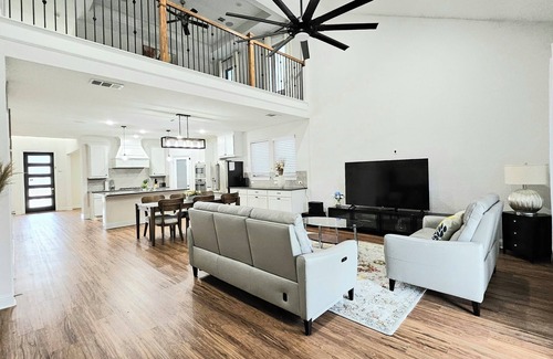 New Caney House | Enjoy a 4-bedroom, 3.5-bathroom home in New Caney for families or business stays