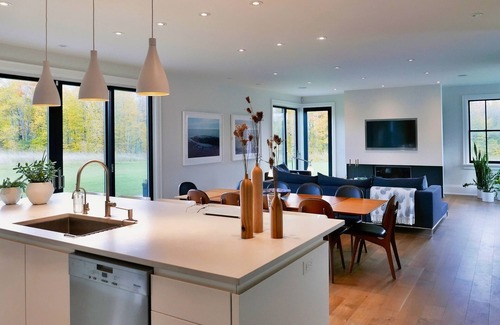 Clearview House | Enjoy a bespoke modern farmhouse with Bruce Trail hiking 2 min from Devils Glen!