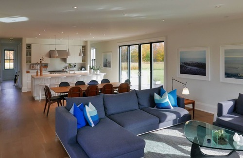 Clearview House | Enjoy a bespoke modern farmhouse with Bruce Trail hiking 2 min from Devils Glen!