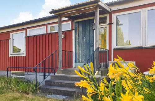 Kosta House | Enjoy a family vacation with fun in this cottage near two zoos.