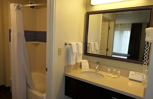 Vancouver Hotel | Enjoy a Hassle-Free Stay! Close to Orchards Park West, w/Free Breakfast, Pool!