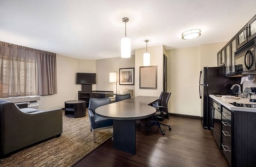 Waukegan House | Enjoy a Hassle-Free Stay, Kitchen Pet-Friendly Property, Near Asylum Skate Park