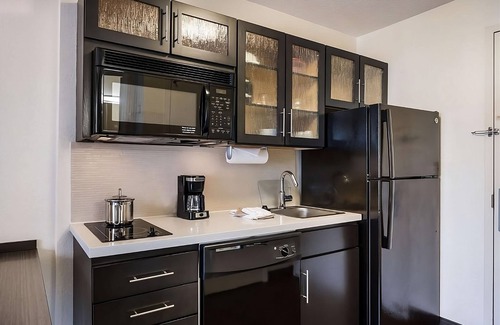 Waukegan House | Enjoy a Hassle-Free Stay, Kitchen Pet-Friendly Property, Near Asylum Skate Park
