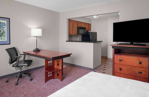 Folsom Hotel | Enjoy a Homey King Suite with Plush Bedding and Full Kitchen Near Folsom Trail!