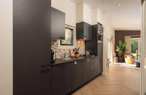 Lieren House | Enjoy a luxurious holiday home for 4 people in the wooded surroundings of the Veluwe, complete with modern amenities and air conditioning for optimal comfort. Additionally, you can fully unwind in the delightful private hot tub, perfect for relaxing