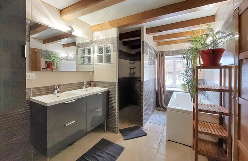 Praslay House | Enjoy a magnificent view of the countryside in this beautiful vacation home with pool.
