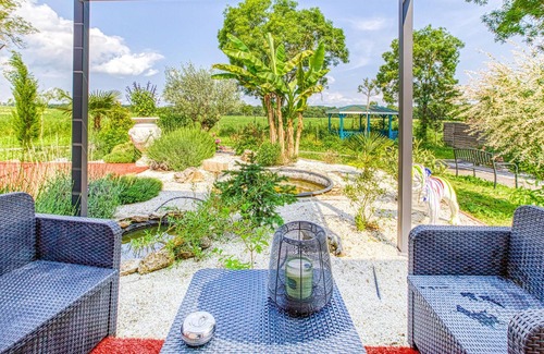 Septfonds House | Enjoy a relaxing and pleasant vacation in this tasteful and individual apartment.
