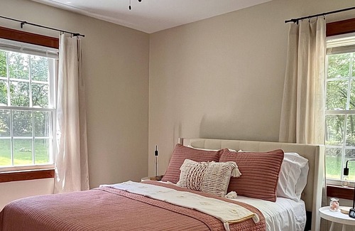 Le Claire House | Enjoy a river-view at a modern 2 BR near historic downtown LeClaire