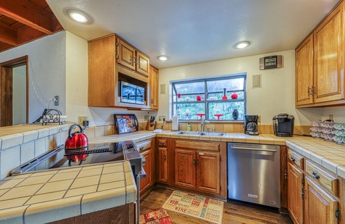 Mammoth Lakes Condo | Enjoy a Shared Hot Tub, Sauna & Pool When Staying in This Spacious Condo