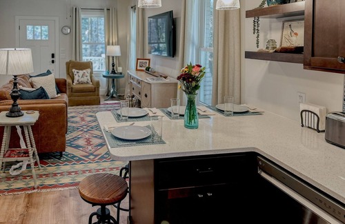 Hendersonville Cottage | Enjoy a small town experience!