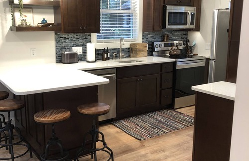 Hendersonville Cottage | Enjoy a small town experience!