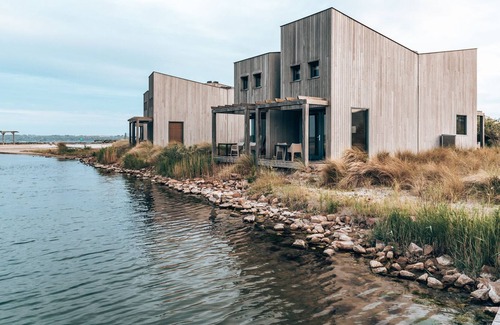 Ouddorp Cabin | Enjoy a stay near the Zeeland coast, with a view of the water and dunes!