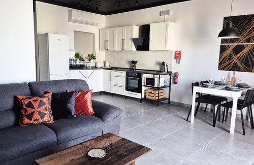 Qawra Apartment | Enjoy a stylish experience at this centrally-located place