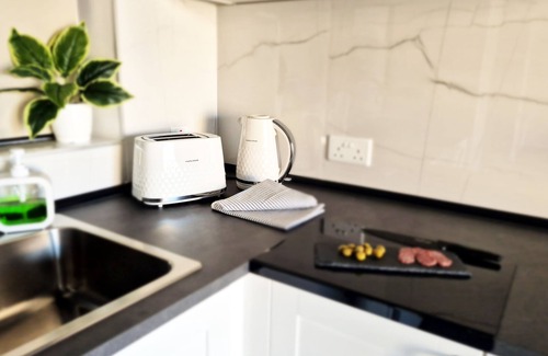 Qawra Apartment | Enjoy a stylish experience at this centrally-located place