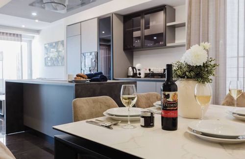 Qawra Apartment | Enjoy a stylish experience at this centrally-located place